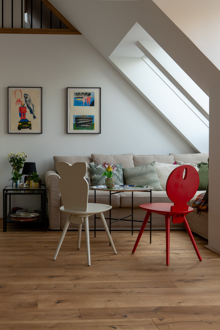 Watzmanns Witwe Bolte & Rosi in einem modernen Wohnzimmer.