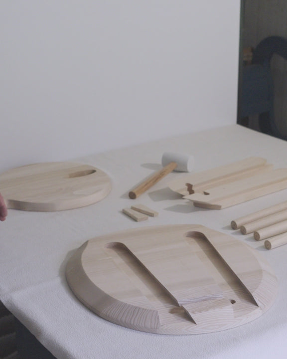 Video des Zusammenbaus eines Brettstuhls mit Steckverbindungen.